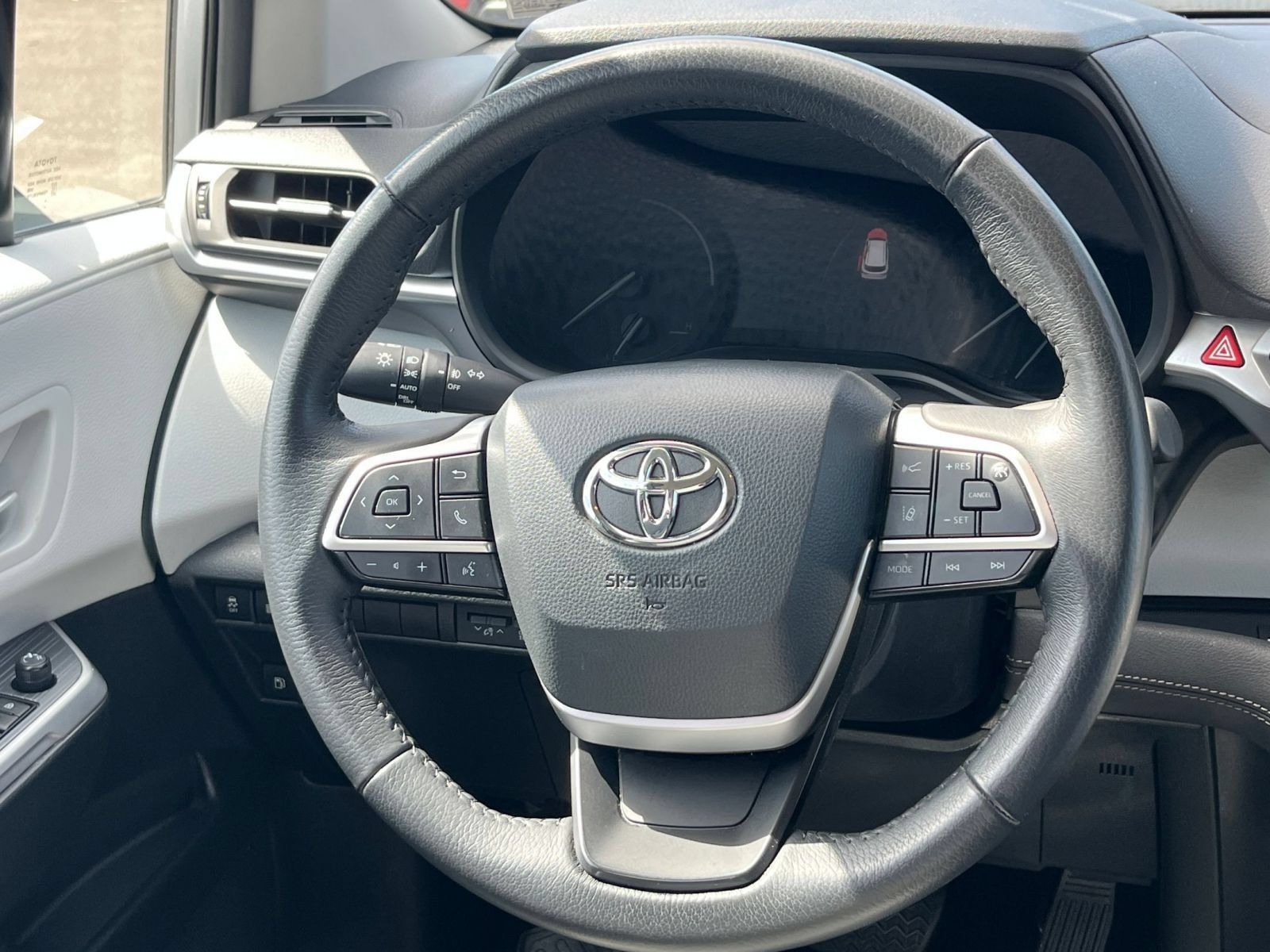Used 2025 Toyota Sienna XLE FWD image 28