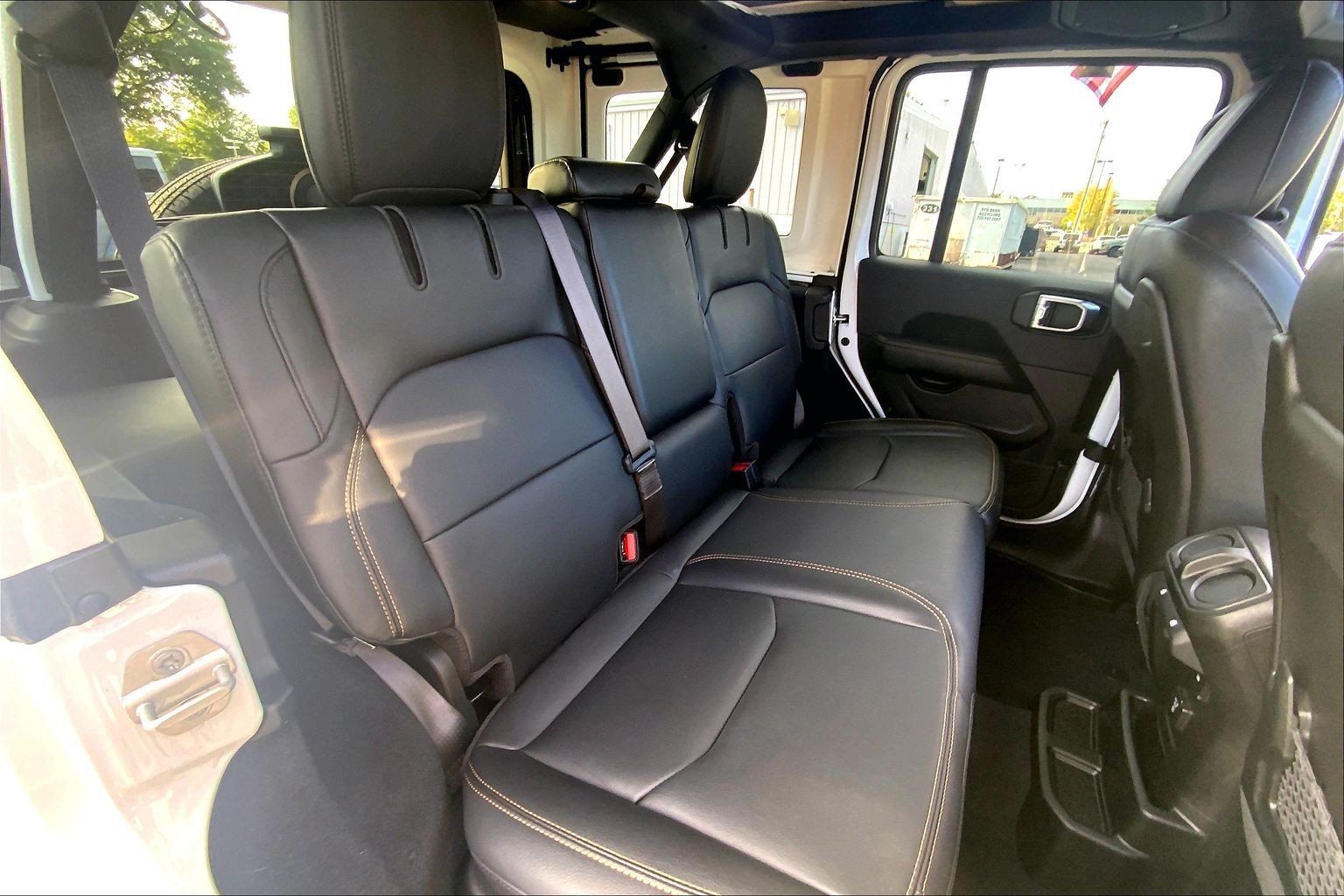 Used 2024 Jeep Wrangler Unlimited Sahara w/ Technology Group AWD/4WD image 19
