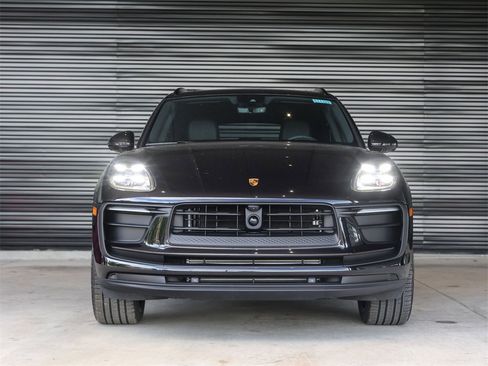 Certified 2025 Porsche Macan image 10