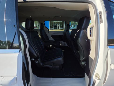 Used 2024 Chrysler Pacifica Touring-L FWD image 17