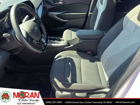 Certified 2024 Chevrolet Trax RS w/ Sunroof Package FWD image 17
