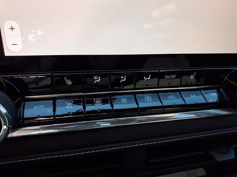 Used 2024 Chevrolet Colorado LT w/ LT Convenience Package II image 12