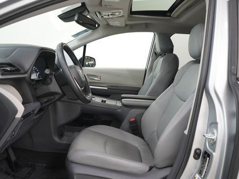 Used 2021 Toyota Sienna XLE image 23