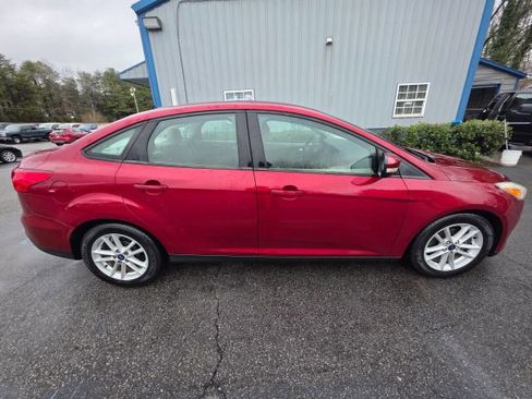 Used 2017 Ford Focus SE image 4