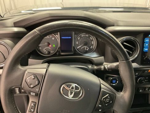 Used 2019 Toyota Tacoma TRD Off-Road image 10