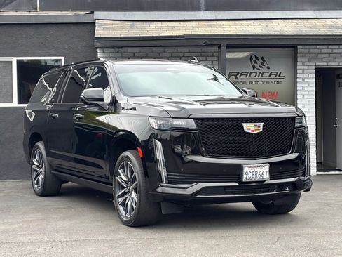 Used 2022 Cadillac Escalade ESV Sport Platinum w/ Heavy-Duty Trailer Package AWD/4WD image 2