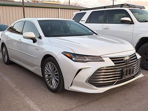 Used 2019 Toyota Avalon Limited image 3