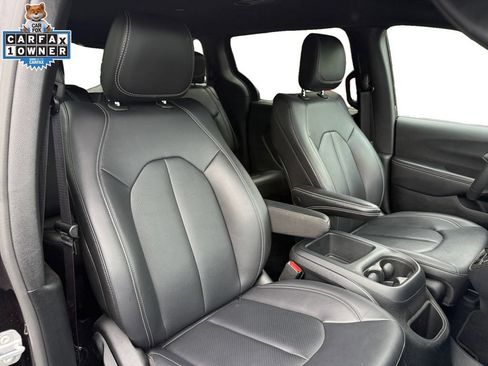 Used 2025 Chrysler Pacifica Select FWD image 15