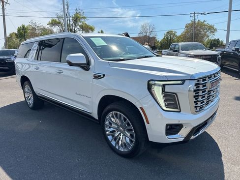 Used 2025 GMC Yukon XL Denali w/ Sun & Power Step Package image 7