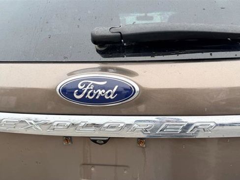 Used 2015 Ford Explorer XLT w/ Equipment Group 201B AWD/4WD image 40