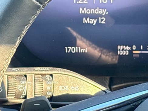 Used 2025 Buick Enclave Sport Touring image 21