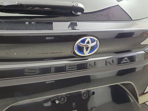 Used 2025 Toyota Sienna LE FWD image 9