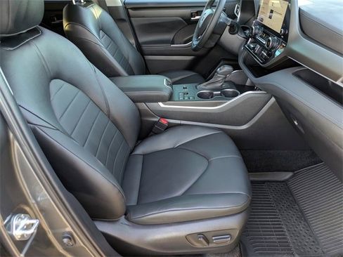 Used 2023 Toyota Highlander L image 12