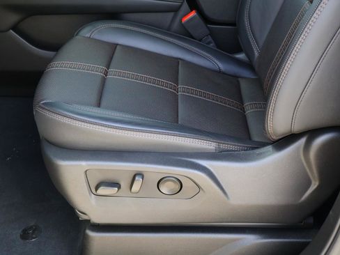 Used 2025 Chevrolet Suburban High Country image 16