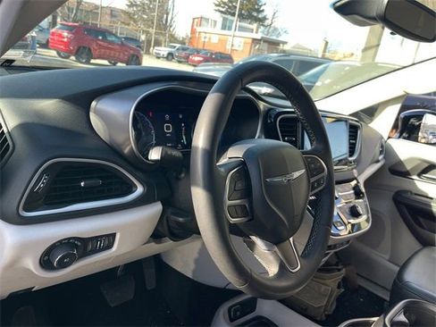 Used 2024 Chrysler Pacifica Touring-L FWD image 9