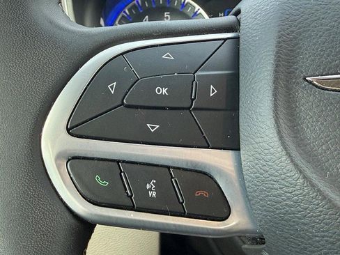 Used 2023 Chrysler Voyager LX image 14