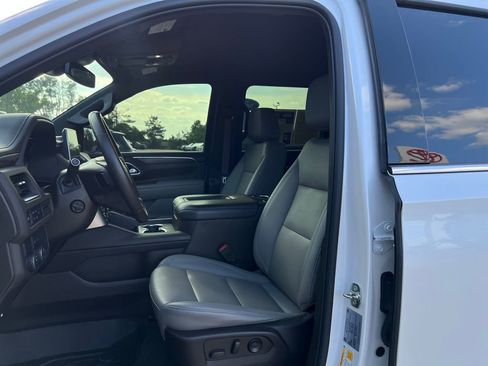 Used 2023 Chevrolet Suburban LT w/ Luxury Package RWD image 10