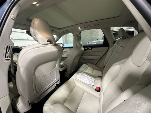 Used 2021 Volvo XC60 T6 Momentum AWD/4WD image 15