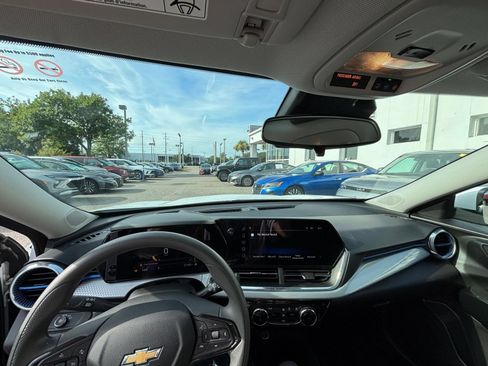 Used 2025 Chevrolet Trax LT FWD image 32