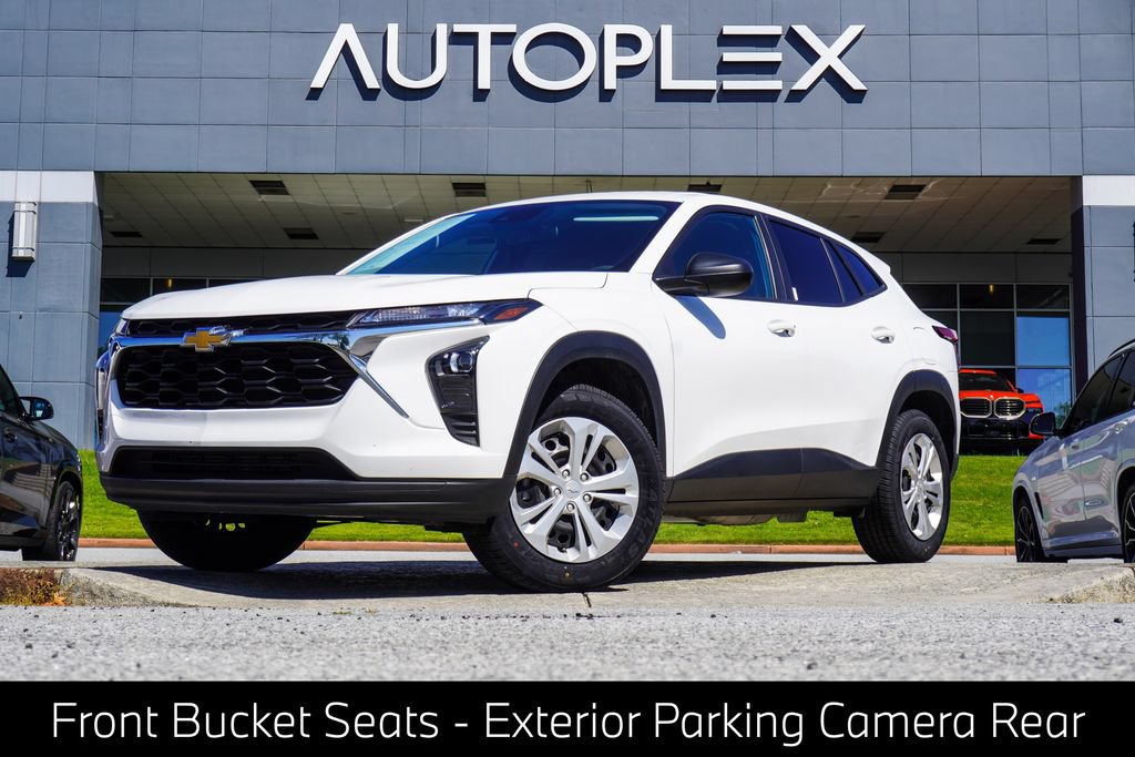 Used 2025 Chevrolet Trax LS FWD image 1