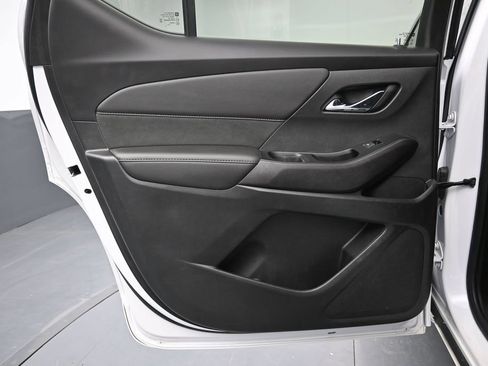 Used 2023 Chevrolet Traverse High Country FWD image 2