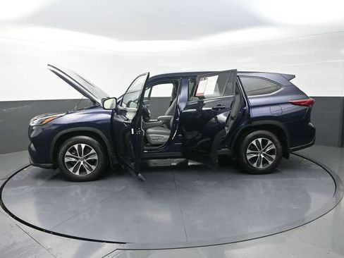 Used 2022 Toyota Highlander XLE w/ Protection Package #3 (TMS) AWD/4WD image 42