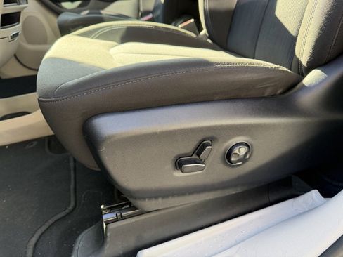 Used 2023 Chrysler Voyager LX image 13