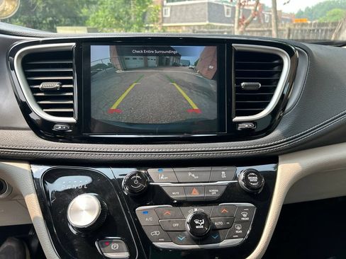 Used 2024 Chrysler Pacifica Limited FWD image 19