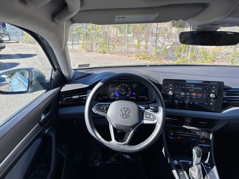 Used 2025 Volkswagen Jetta SE image 33