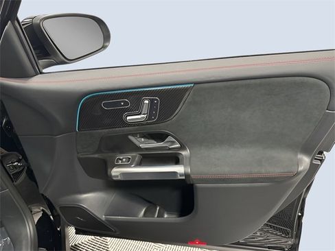 Used 2025 Mercedes-Benz GLB 35 AMG 4MATIC image 31