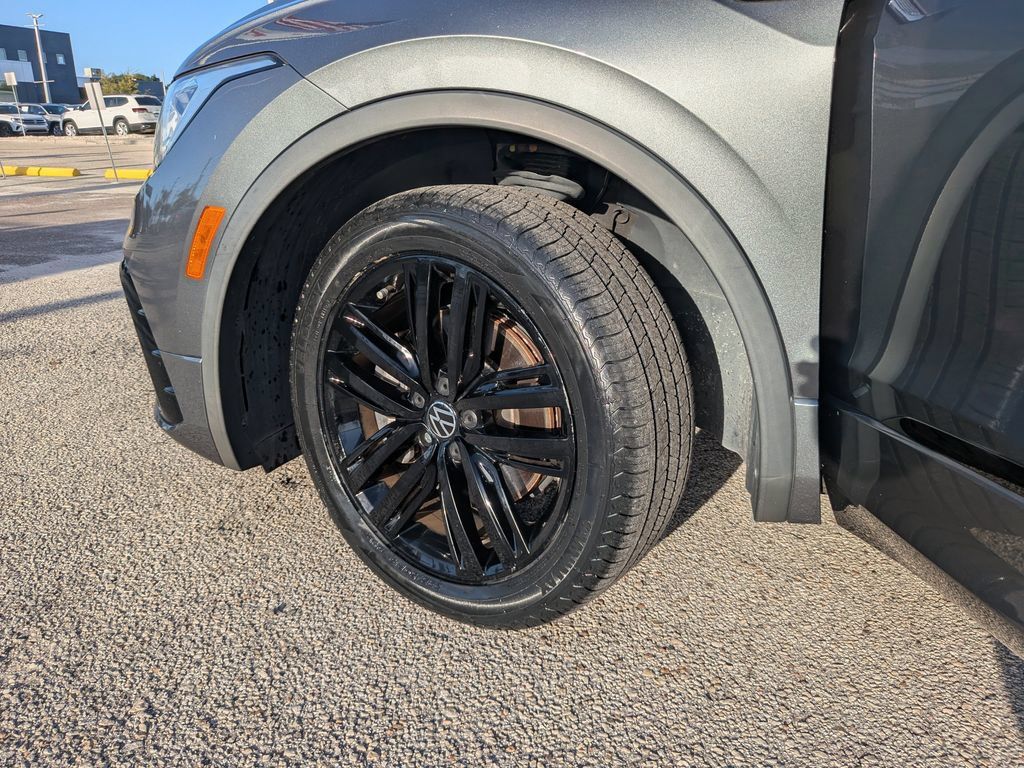 Certified 2022 Volkswagen Tiguan SE R-Line FWD image 33