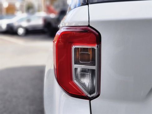 Used 2022 Ford Explorer XLT image 9