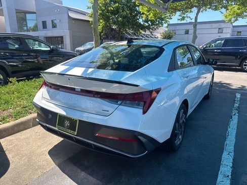Used 2025 Hyundai Elantra SEL FWD image 8