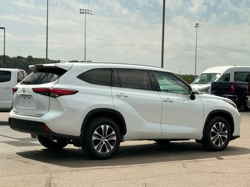 Used 2022 Toyota Highlander XLE AWD/4WD image 34