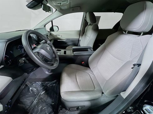Certified 2024 Toyota Sienna LE image 19