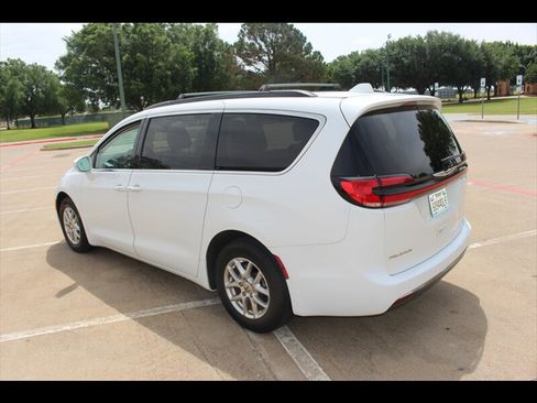Used 2022 Chrysler Pacifica Touring-L FWD image 3
