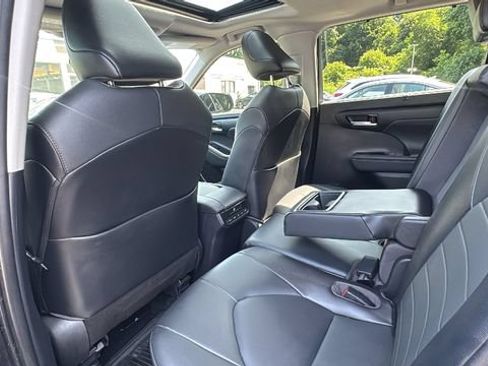 Used 2021 Toyota Highlander XLE AWD/4WD image 29