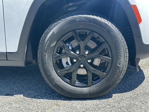 Used 2025 Jeep Grand Cherokee Altitude RWD image 13