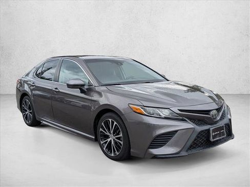 Used 2018 Toyota Camry SE image 3