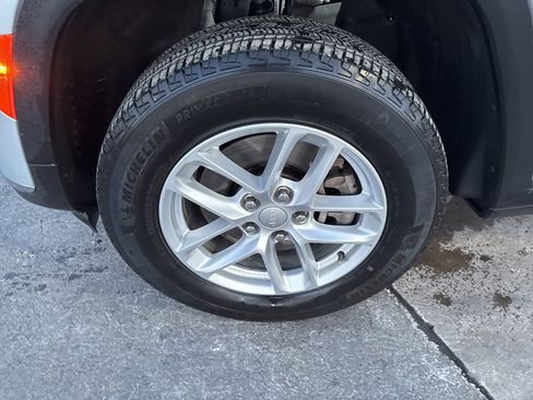 Used 2023 Jeep Grand Cherokee L Laredo image 10