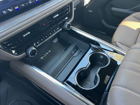 New 2026 Chevrolet Suburban High Country image 8