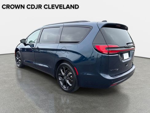 Used 2025 Chrysler Pacifica Limited FWD image 7