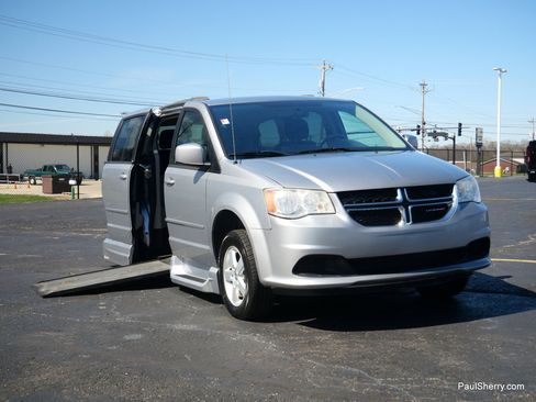 Used 2013 Dodge Grand Caravan SXT w/ Rear Park Assist Pkg image 5