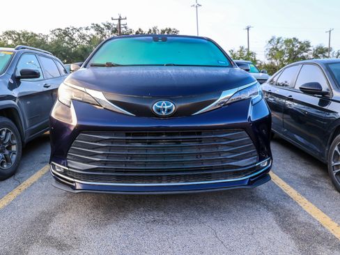 Used 2022 Toyota Sienna XLE w/ XLE Plus Package AWD/4WD image 4