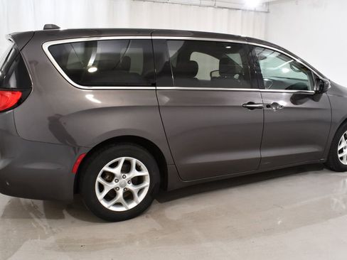 Used 2018 Chrysler Pacifica Touring Plus w/ Tire & Wheel Group FWD image 11