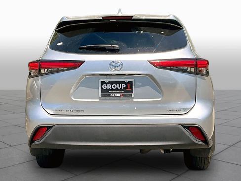 Used 2021 Toyota Highlander XLE AWD/4WD image 5