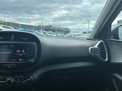 Used 2025 Kia Soul LX w/ LX Technology Package FWD image 25