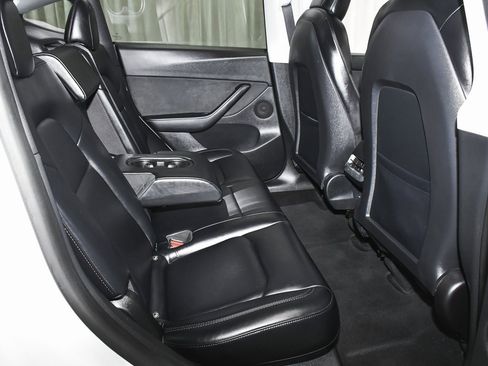 Used 2022 Tesla Model Y Long Range image 51