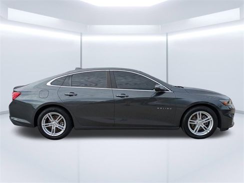 Used 2017 Chevrolet Malibu LT image 3