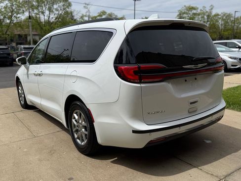 Used 2022 Chrysler Pacifica Touring FWD image 5